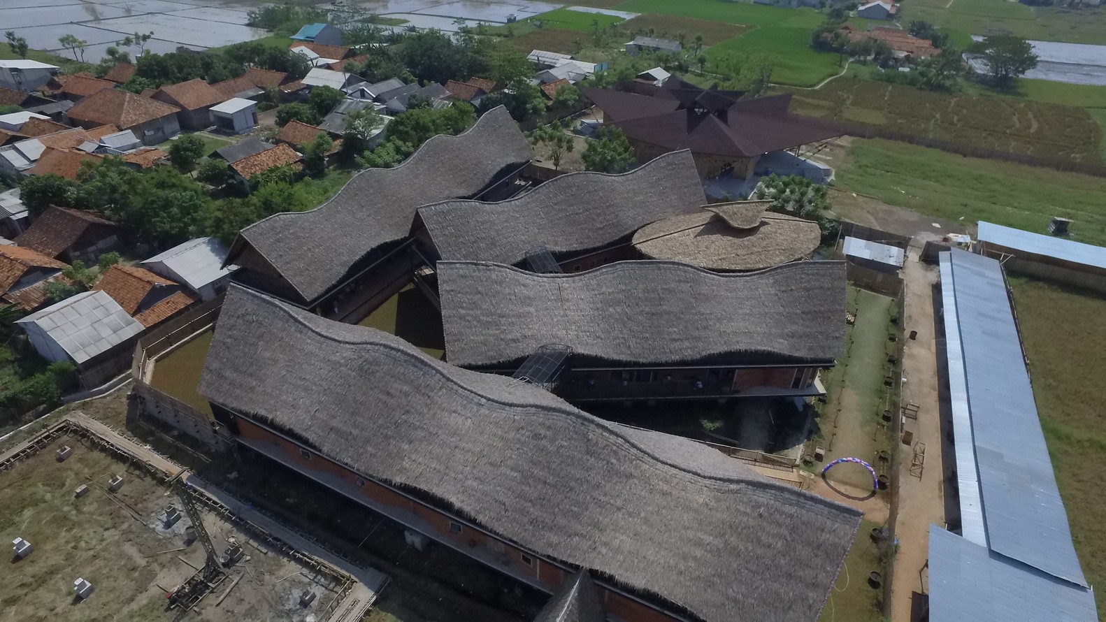 印尼本土建筑：阿尔法·欧米茄学校丨RAW Architecture
